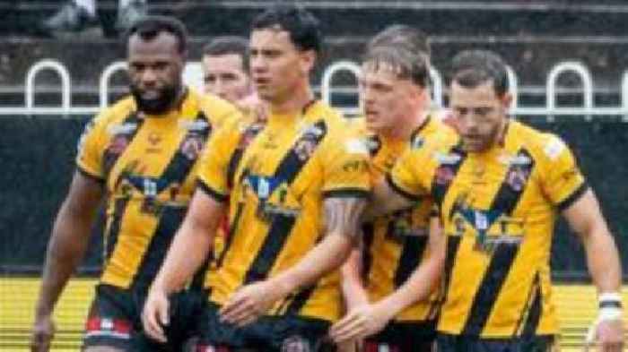 Lowly Castleford dent Warrington's play-off hopes