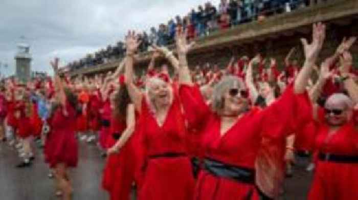 Rain-soaked fans recreate Wuthering Heights dance