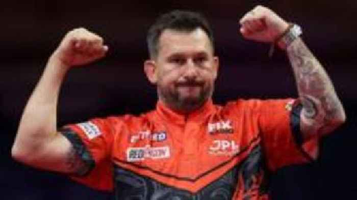 Clayton sets up Bunting meeting at World Matchplay