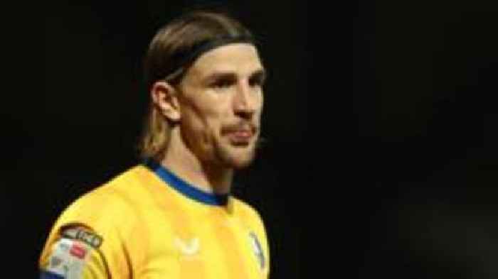 Walsall sign experienced defender Flint