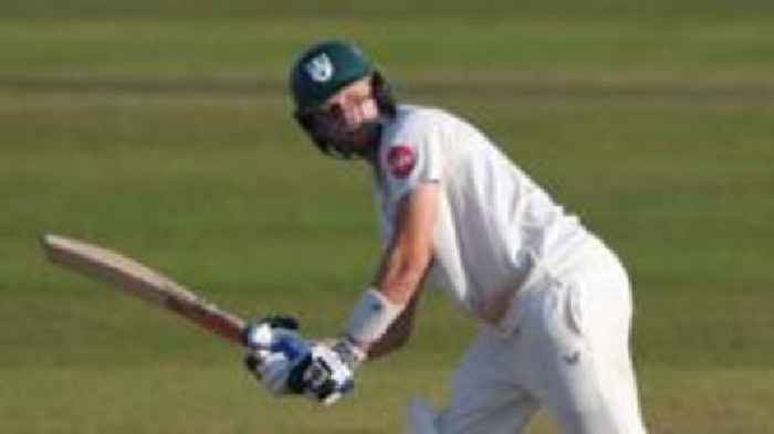 Warwicks on top against Worcs despite Brookes knock
