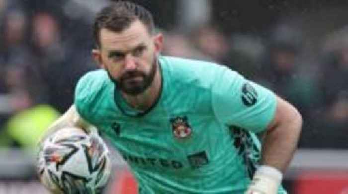 Salford sign former Wrexham goalkeeper Howard
