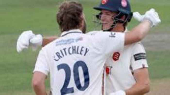 Cox & Critchley shine for Essex at Sussex