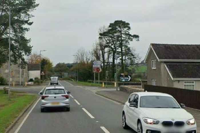 Live updates as A40 is shut completely by crash near Llandeilo