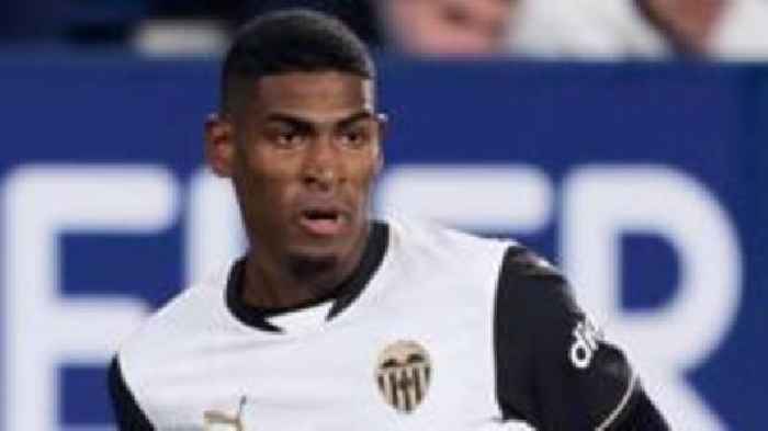 Arsenal sign defender Mosquera from Valencia