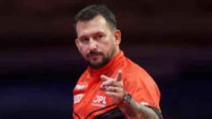 Clayton thrashes Bunting to set up Wade semi-final