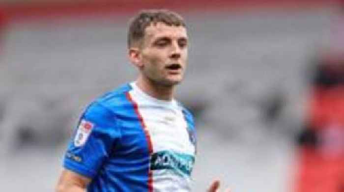 Grimsby sign former Carlisle defender Lavelle