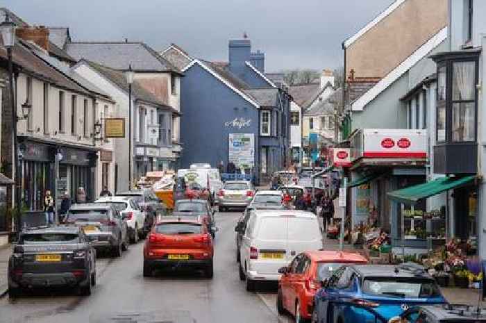 Masked man enters town centre shop and steals thousands worth of jewellery