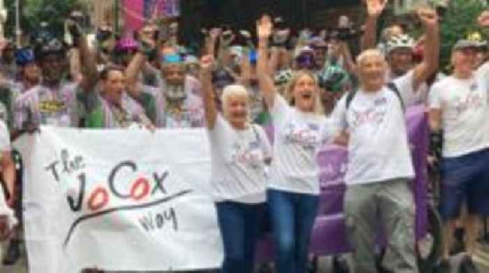 Riders cycle from Yorkshire to London for Jo Cox