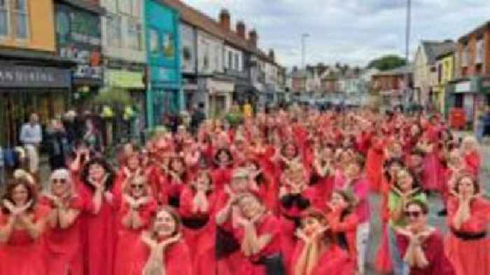 Kate Bush tribute held on 'Wuthering Heights Day'