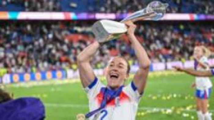 How did Lucy Bronze play the whole of Euro 2025 with fractured tibia?