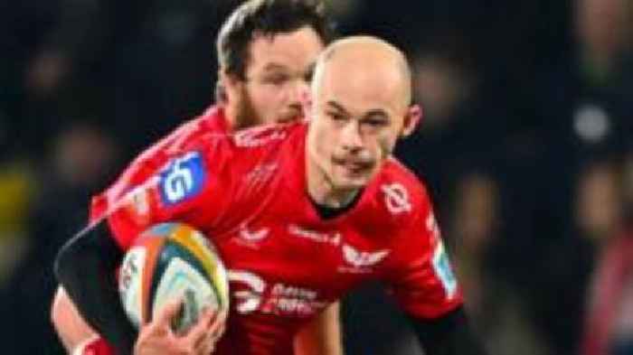 Versatile back Nicholas signs new Scarlets deal