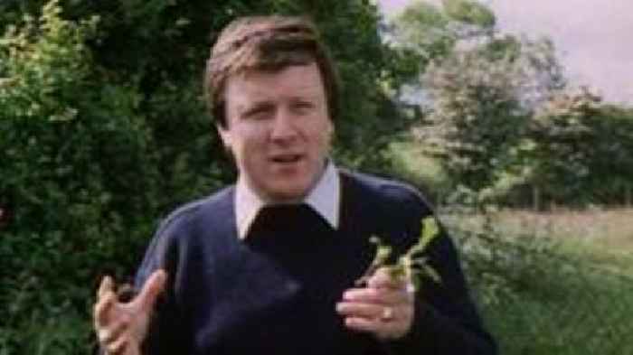 O'r archif: Huw John Hughes yn rhoi gwers ar y pili pala