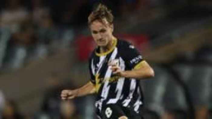 Walsall sign Australian midfielder Hollman