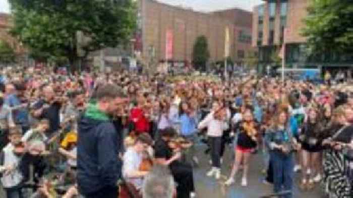 Hundreds in traditional music flash mob bring park to life