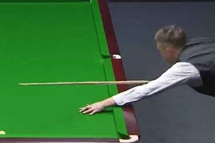 Kyren Wilson looks a numpty when he tries audacious no-look black on 97 break