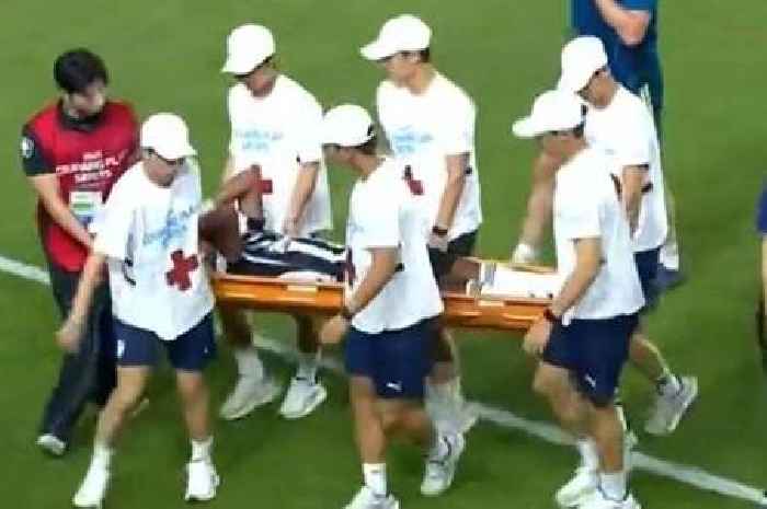 Newcastle star stretchered off with worrying injury after Alexander Isak blow