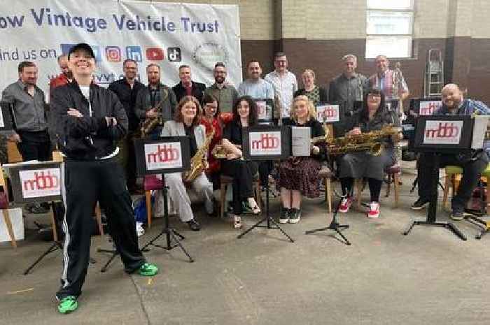 Scots comedy star Karen Dunbar gave impromptu musical performance accompanied by Lanarkshire band