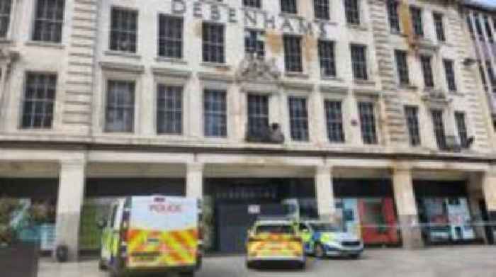 Cordon as youths 'climb on roof' of former Debenhams