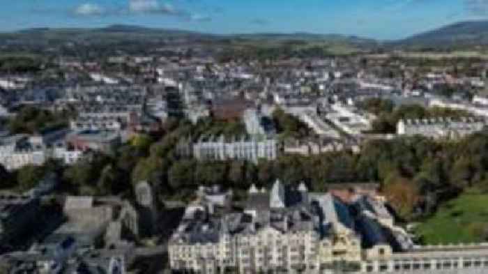 Public sector staff numbers drop, report finds
