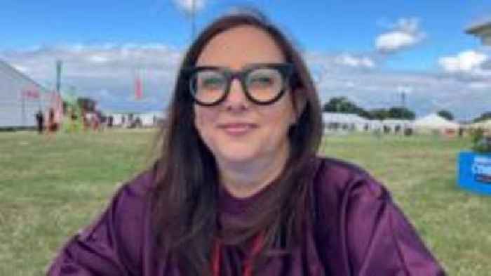 'Addasiadau' eleni yn sgil hinsawdd ariannol ond mae'n 'Steddfod sbeshal'