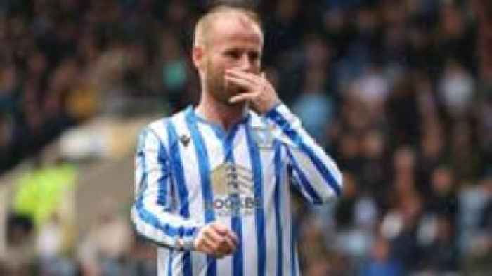 Bannan signs new deal at crisis club Wednesday