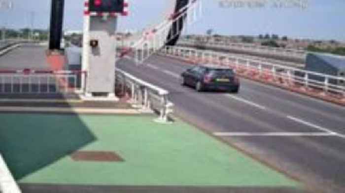 'Irresponsible' motorists run red lights at bridge