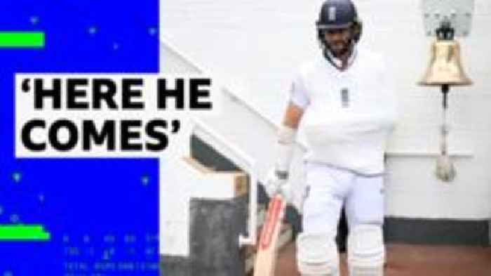 'Here he comes!' - Watch as Woakes walks out to bat one-handed