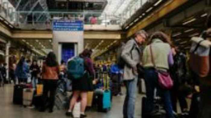 Eurostar passengers told to postpone journeys
