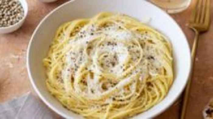 Italians furious as UK website adapts iconic pasta recipe for 'speedy lunch'