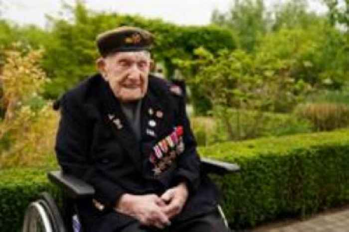 Hundreds pay tribute to UK's oldest WW2 veteran