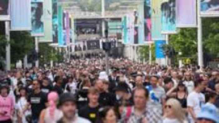 Wembley Stadium investigating after 'hundreds' sneak into Oasis concert