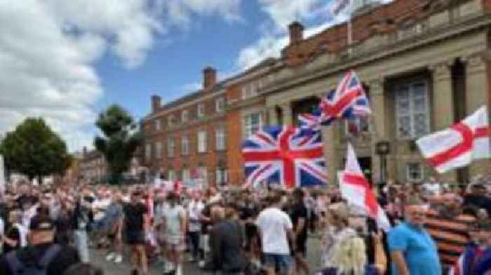 Hundreds join anti-immigration protest in Nuneaton