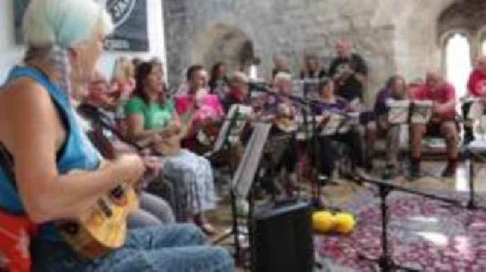Thirty-hour ukulele jam raises £10k for charity