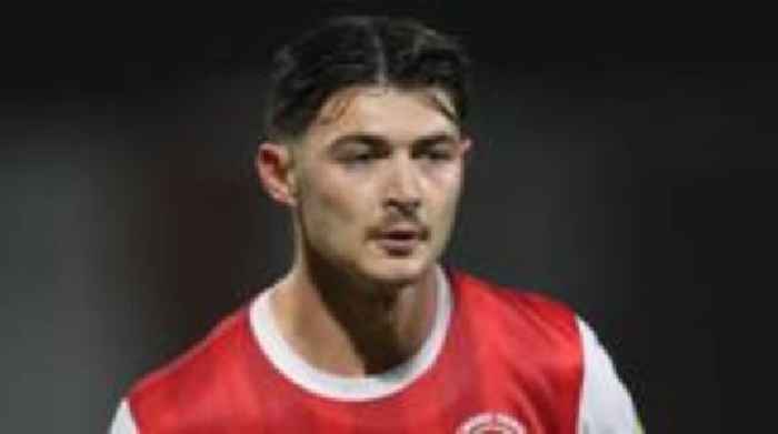 Fleetwood defender Hunt makes UAE move