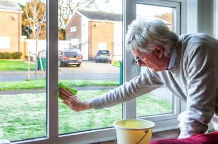 UK households warned to 'remove scent' from homes as 'swarm' sweeps England