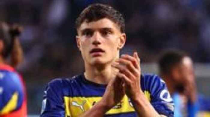 Liverpool sign teenager Leoni from Parma for £26m