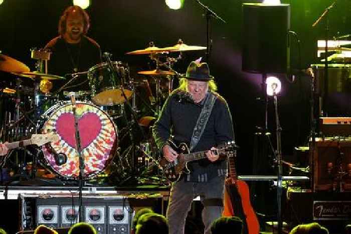 Neil Young Plays “This Note’s For You” For The First Time in 28 Years