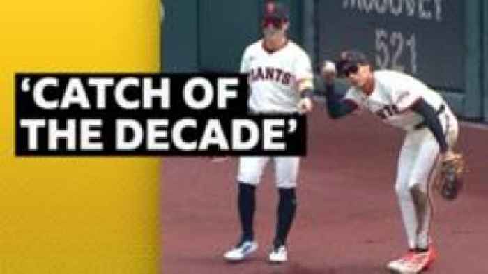 Watch: Giants outfielder catches ball with his knees
