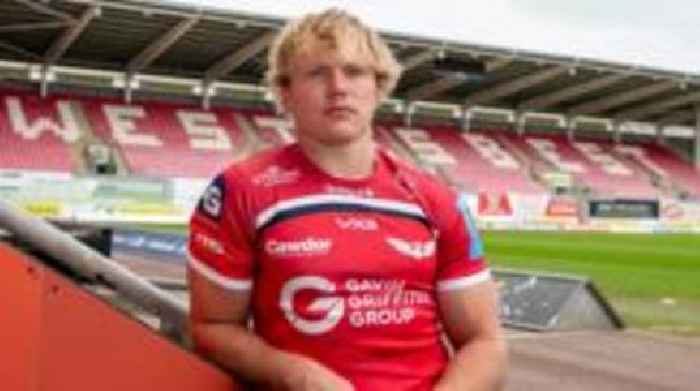 Wales back Murray signs new Scarlets contract
