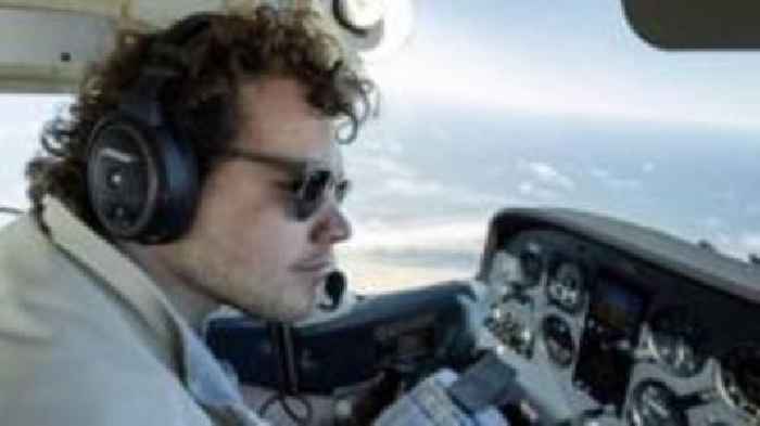 New pilot surprises mum with thank you flyover