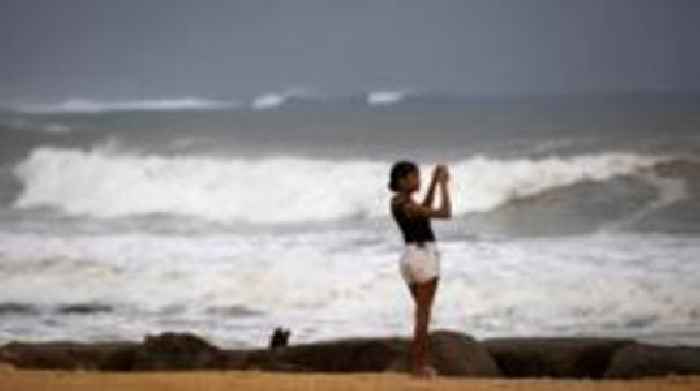 Hurricane strengthens as it heads for US East Coast