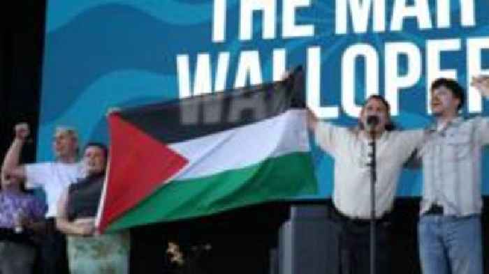 Festival apologises for taking Palestinian flag away
