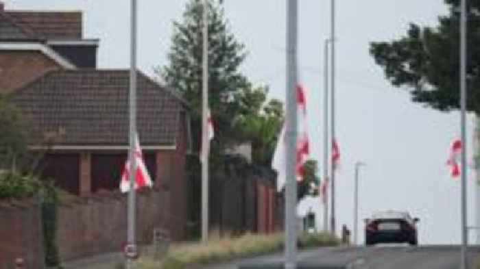 Contractors removing flags face abuse - councillor
