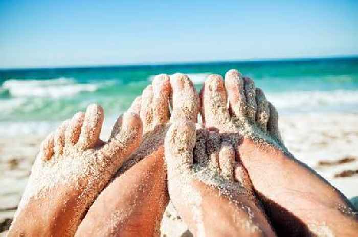 Dad's 'game-changer' £1.48 method removes sand from wet feet instantly