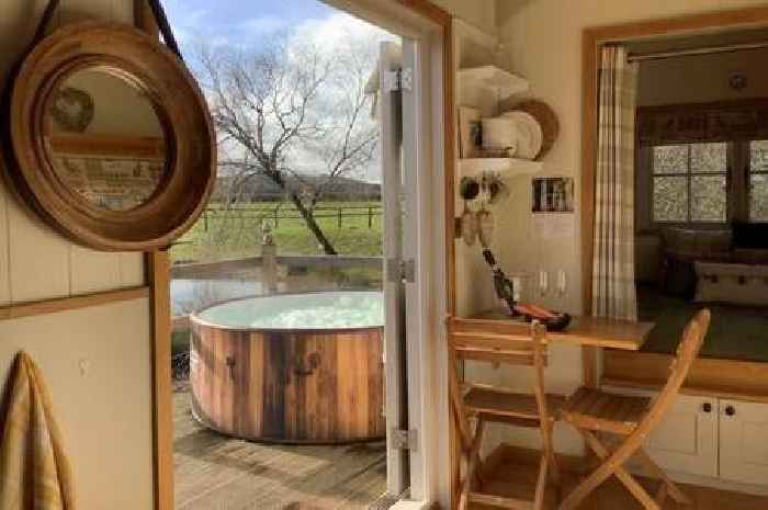 The 'peaceful' hot tub cabin with alpacas and 10 minute walk to Sunday roast pub