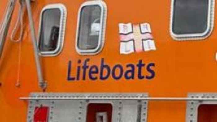 Six rescued after vessel runs aground