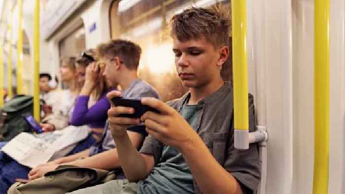 'Headphone dodgers' targeted by new TfL campaign