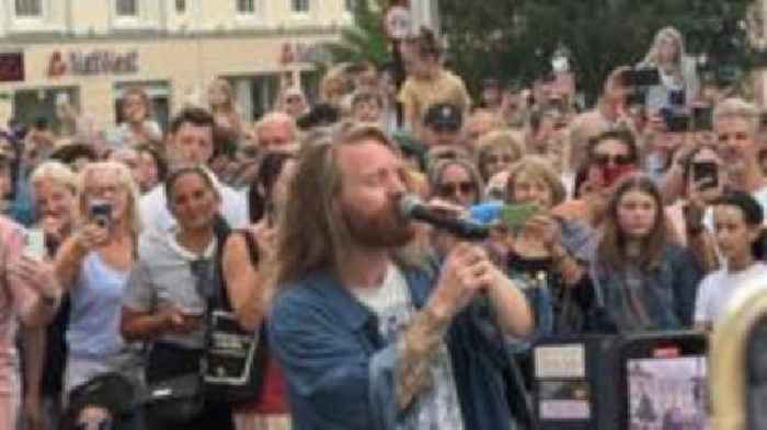 Sam Ryder wows hundreds of fans in city centre