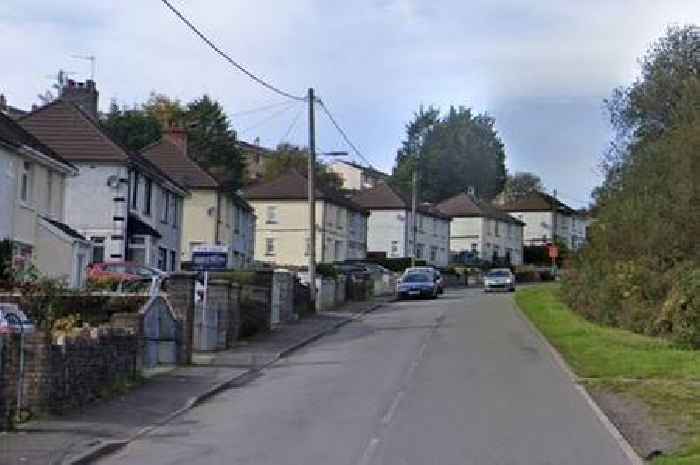 Armed police descend on street after man armed with knife makes 'threats to kill'